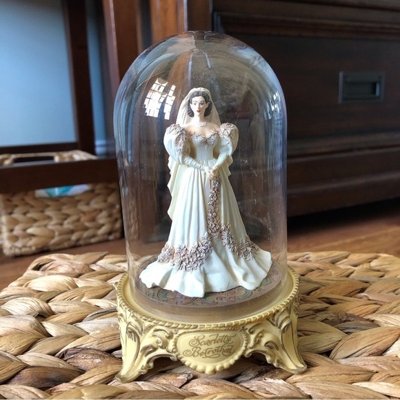 Gone with the Wind: Scarlett’s Betrothal limited edition figure with glass dome - Picture 1 of 4